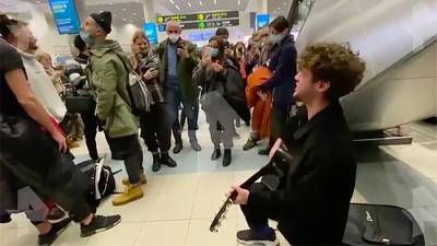 Пассажир в аэропорту Домодедово посвятил песню задержкам рейсов