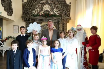 Губернаторскую елку в Астрахани посетили 240 детей