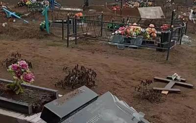 На Николаевщине разрушили сотню памятников на кладбище