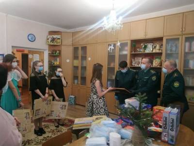 Смоленские таможенники поздравили детей из подшефного учреждения с Новым годом и Рождеством