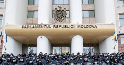Депутаты обратились в КС с запросом о самороспуске парламента Молдавии