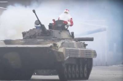 В Белоруссии военные Деды Морозы развезли подарки на самолетах и танках