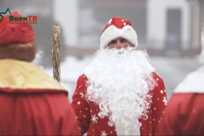 Белорусские военные Деды Морозы развезли подарки на танках