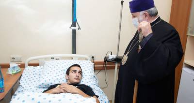 В канун Рождества Католикос Гарегин II навестил карабахцев в Армении и раненых военных