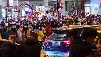 Жители "родины коронавируса" вышли на улицы встречать Новый год