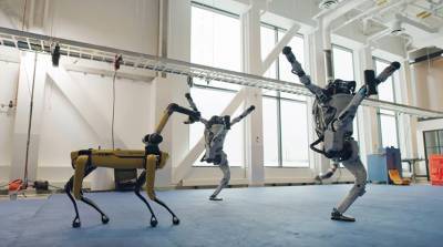 Роботы Boston Dynamics станцевали вчетвером в канун Нового года