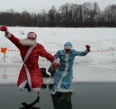 Дед Мороз и Снегурочка в Липецке подались в моржи (леденящее душу видео)