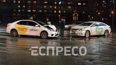 В Киеве столкнулись два автомобиля такси