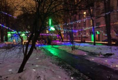 Создавая праздник: житель Петербурга украсил свой двор разноцветными гирляндами