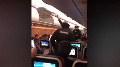 "Молитесь!": пассажирка без маски на два часа задержала вылет рейса из Пулкова