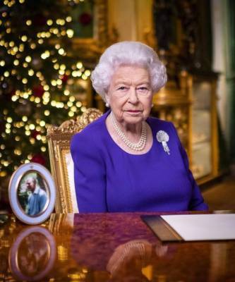 Королева Елизавета II не отметила принца Гарри и Меган Маркл в своем новогоднем поздравлении