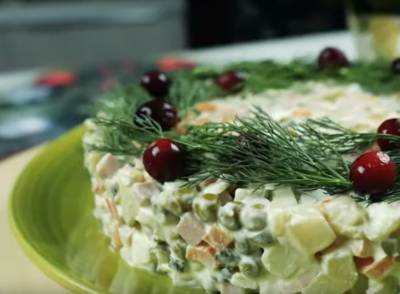 Ударит по сосудам и сердцу: диетологи предупредили — что таится на самом деле в популярном новогоднем салате "Оливье"