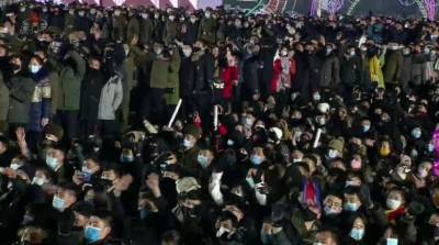 В Пхеньяне встретили Новый год огромной толпой на площади, не соблюдая дистанцию