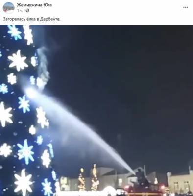 На главной площади Дербента загорелась новогодняя елка