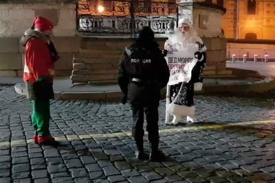 Известна дата, когда в Москве будут судить Деда Мороза с гномами за пикет