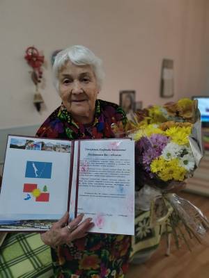 В Томаринском районе с 90-летием поздравили Алефтину Михайлову