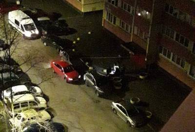 Тело человека, упавшего с большой высоты, обнаружили у многоэтажки в Петербурге