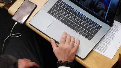 Неизвестный украл восемь ноутбуков Apple из организации в Москве