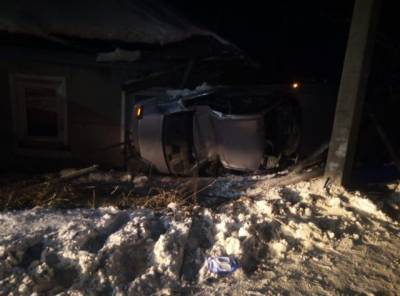 В Кемерове Hyundai перевернулся и врезался в столб, пострадали двое