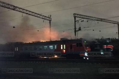 В Санкт-Петербурге ночью загорелся поезд