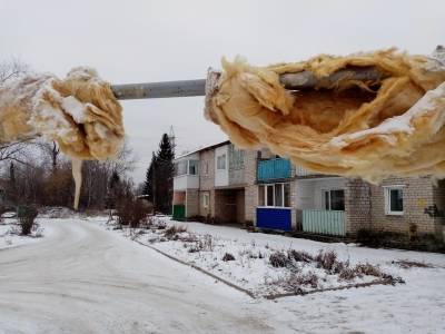 В селе Филипповка Кунгурского района жильцы двухэтажки просят восстановить обмотку теплотрассы