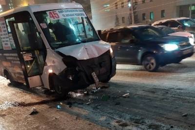 Пассажирка пострадала из-за тарана маршруткой автобуса в Новосибирске
