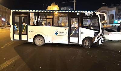 В Уфе автобус, наполненный пассажирами, попал в аварию