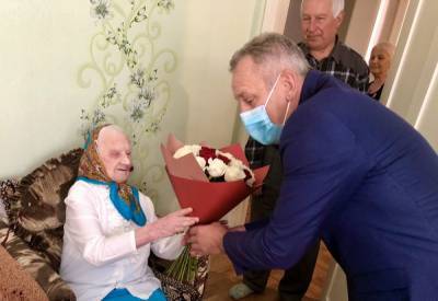 Жительницу Тараная Анну Соколову поздравили с 99-летием