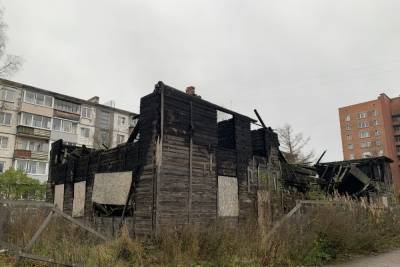 Полуразрушенное здание на улице Калинина представляет опасность для петрозаводчан