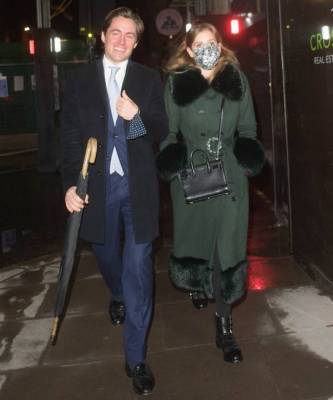 Редкое фото: принцесса Беатрис и ее муж гуляют по городу как обычные лондонцы