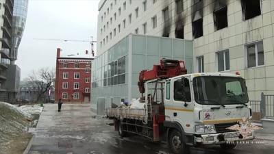 Нательная камера сняла спасение людей из горящей больницы в центре Москвы