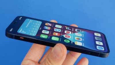 СМИ: новые iPhone продаются в России втрое хуже, чем год назад