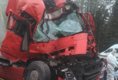 Дальнобойщик пострадал в столкновении трех машин на трассе М11 в Тверской области