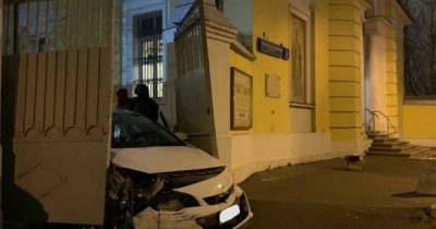В Москве задержали водителя, протаранившего ворота храма