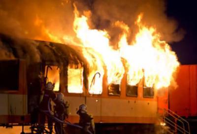 Следователи проверяют ночное возгорание поезда в Петербурге