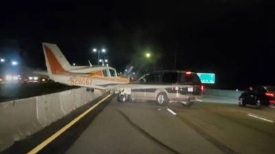 Самолет столкнулся с машиной во время вынужденной посадки на шоссе. Видео