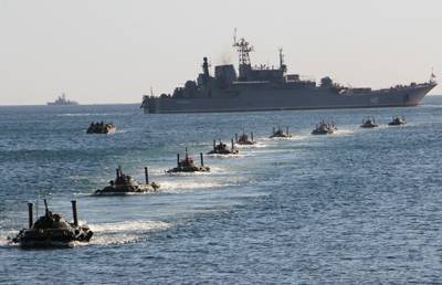 Американский ракетный эсминец сбежал из Черного моря при виде российской армады