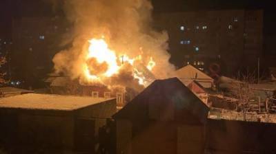 В Кузнецке огонь уничтожил дом, хозяин получил ожоги