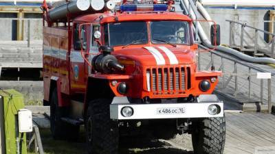 Пожар охватил склад оптовой базы в Омске