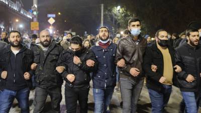 В Ереване протестующие перекрыли улицы