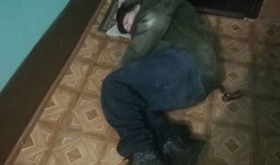 «Дед спит на коврике, как собака»: в Уфе внучка выгнала в подъезд больных стариков
