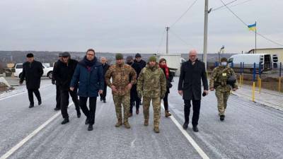 Консул Венгрии посетил КПВВ на Донбассе