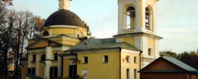 Нетрезвый водитель иномарки въехал в ворота храма в центре Москвы