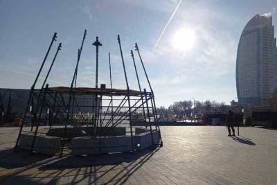 В Царицынском парке в Волгограде устанавливают новогоднюю ёлку