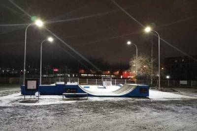 В свете фонарей: в скейт-парке на «Юности» установили освещение