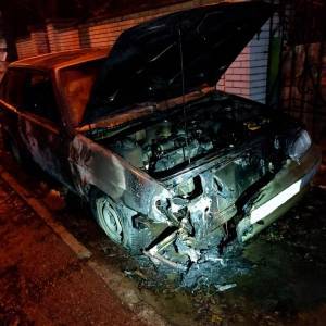 В Днепровском районе Запорожья горел автомобиль ВАЗ. Фото