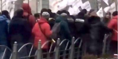 Протестующие перекрыли в Киеве движение по Грушевского — видео