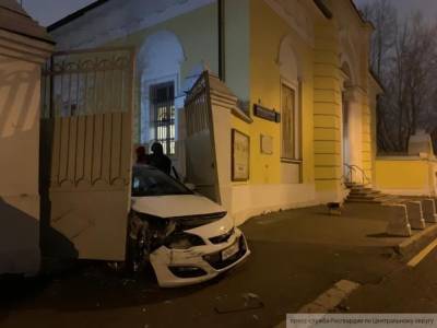 Росгвардейцы задержали протаранившего ворота храма москвича