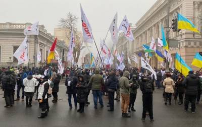 В Киеве протестующие перекрыли центр города