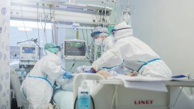 Острая нехватка медицинского персонала: инфицированных врачей и медсестер не отпускают на больничный
